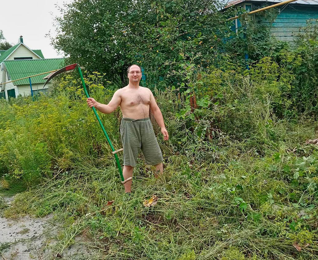 Недавно нам удалось обнаружить амброзию на обочине дороги в хуторе Зазулевка. Возникло даже ощущение, что кто-то ее посеял, но скорее всего, это самосев. Конечно, я обкосил проблемный участок на площади примерно 500 квадратных метров. Но ситуация очень опасна. Если «Пыль Дьявола» начнет шествие по району – мало никому не покажется. Уже сегодня многие дети и взрослые страдают астмой и аллергическим насморком от свинарников. Если появится еще и амброзия – жить будет совсем сложно!