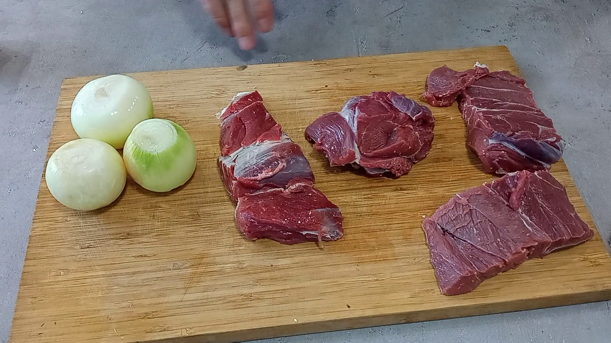 Нарезанное мясо на порционные куски