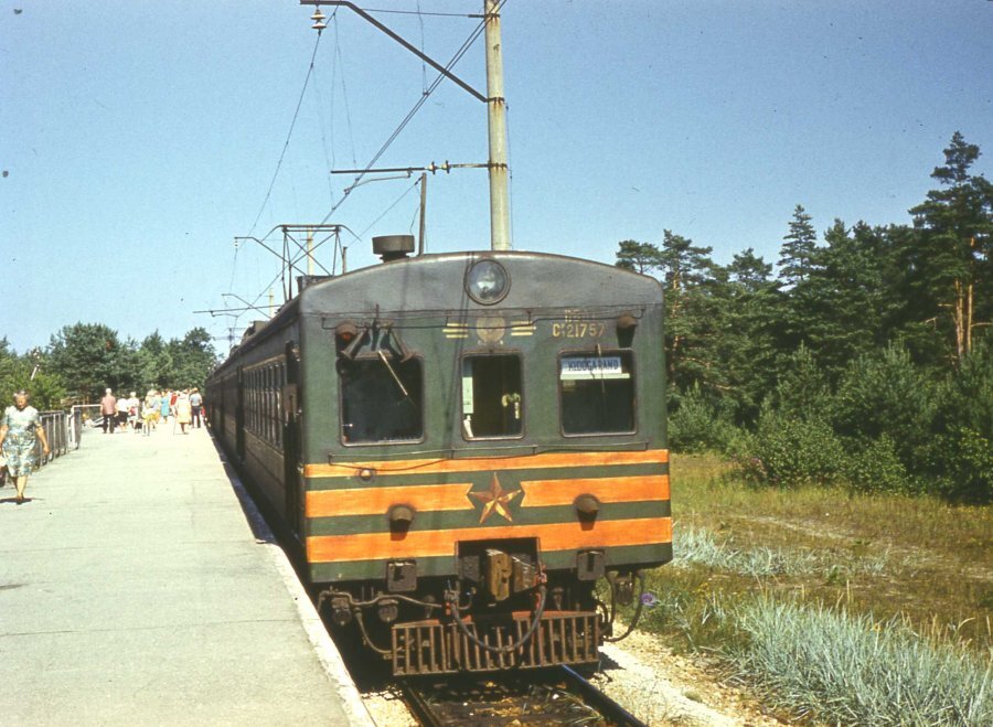 Электропоезд СР3, август 1976 года. С виду всё хорошо - асфальт ровно лежит, есть небольшие шовчики. Источник фото http://gallery.balticrailpics.net/displayimage.php?pid=16707