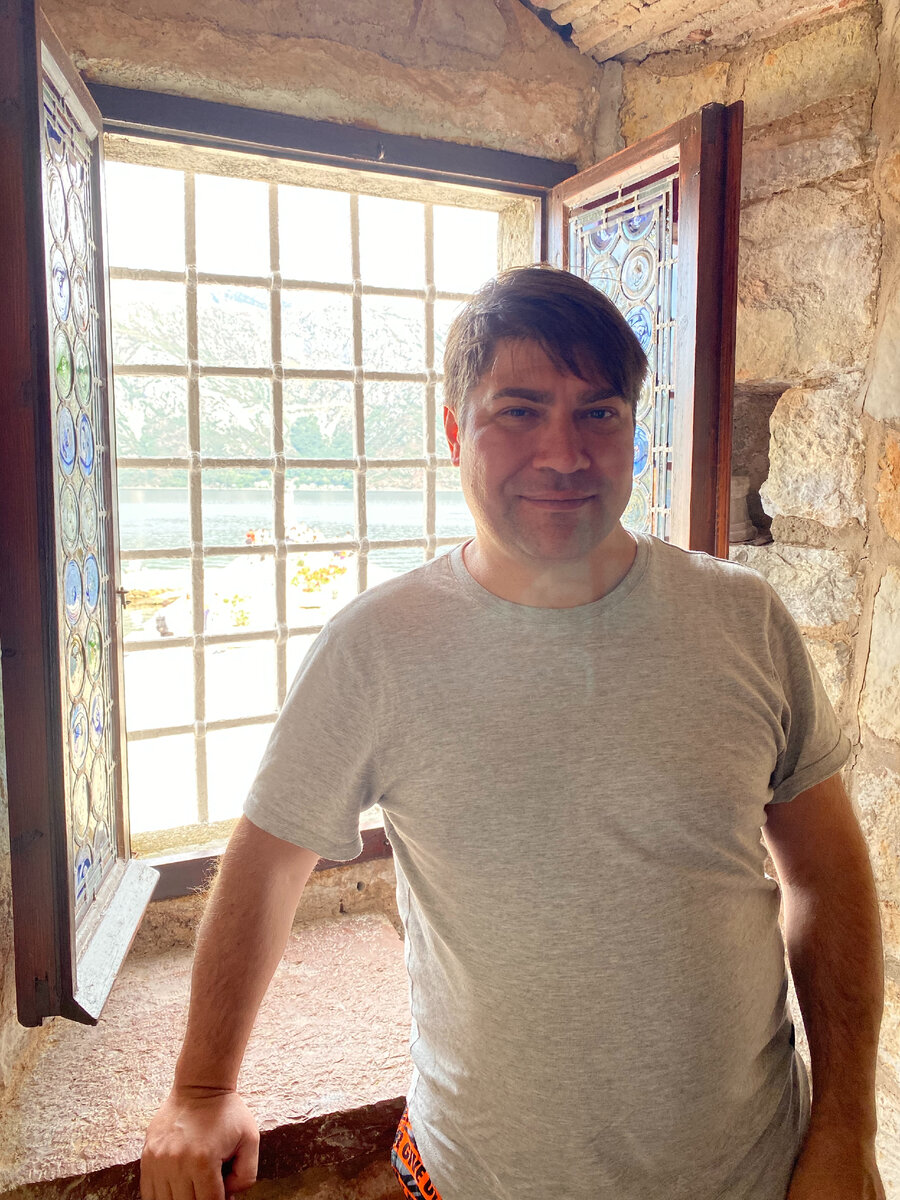 Магия это умение управлять своей волей и воздействовать своей волей. Эзотерика это умение чувствовать тайное, запредельное и умение с этой скрытой силой взаимодействовать.  