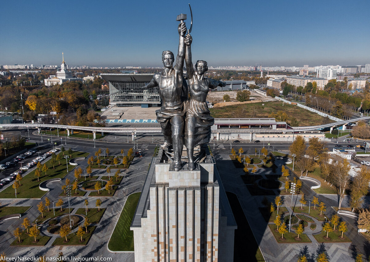 Советские памятники москвы. Памятники СССР фото и названия. Видеоблоги о памятниках. Видеоблоги о памятниках России. СССР С планетой и пшеницей в Москве статуя.