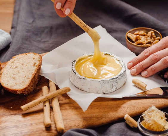 Сыр бри. Фото взято с instagram.com/p/CUoZT-ctN8H/