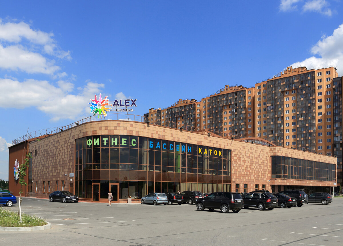 Практически сразу, после сдачи первого дома, Ленинградская 5, был построен огромный современный фитнес-центр. Теперь продавать квартиры стало еще проще: волшебные слова ПАРК и ФИТНЕСЦЕНТР сработали на УРА! А еще пляж и шашлыки прямо под окнами - никуда ехать не надо!