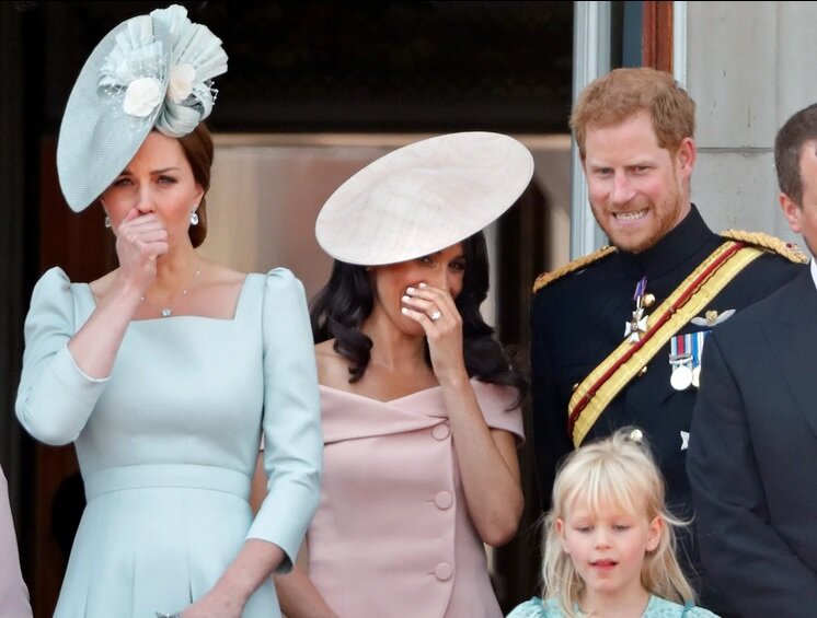 Такие разные... Реакции двух герцогинь на падение с лошади пожилого гвардейца. Фото Getty Images