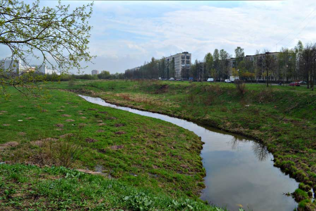Такая вот улица Здоровцева (справа), если смотреть от реки Ивановка.