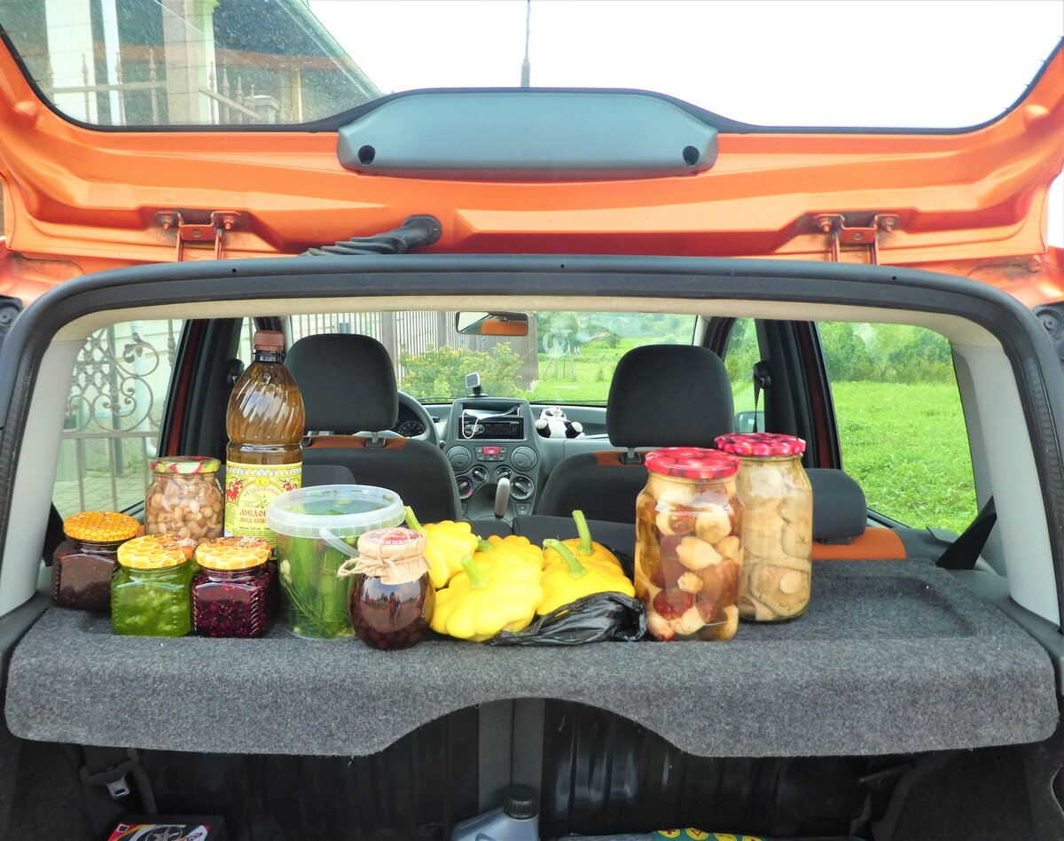 Так выглядел багажник моего автомобиля, когда я уезжала из Суздаля. 