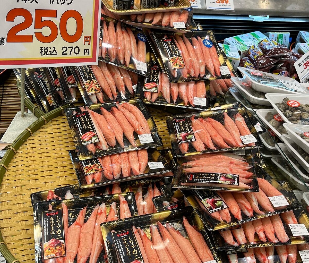 В Японии крабовые палочки готовят из белой рыбы, в основном семейства тресковых, с добавлением крахмала, растительного масла, пищевого красителя, соли, сахара и других специй (у каждого производителя