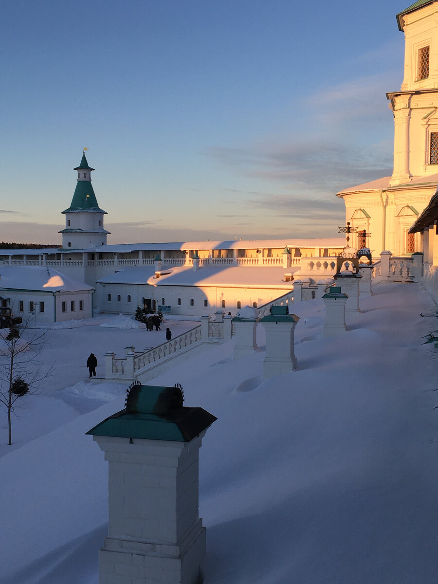 Заснеженные скаты крыш монастырской стены