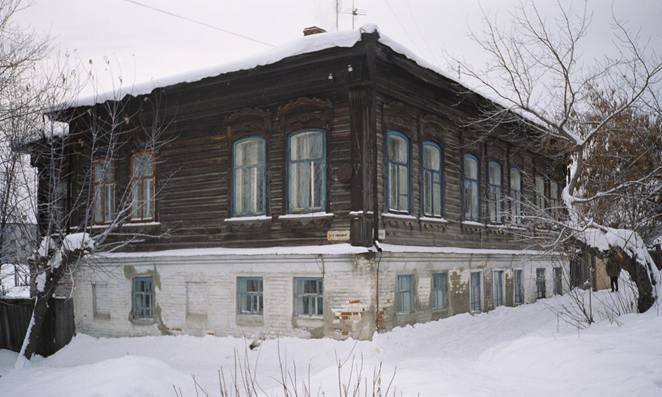 В прошлом дом купчихи Серебряковой по ул. К. Маркса, 10, на пересечении с улицей Р. Люксембург.