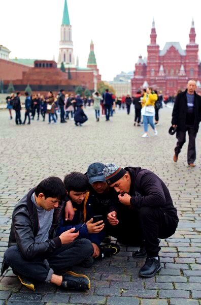 В москве есть русские. Мигранты на красной площади. Иностранные туристы в Москве. Мигранты в Москве. Иностранцы в Москве.