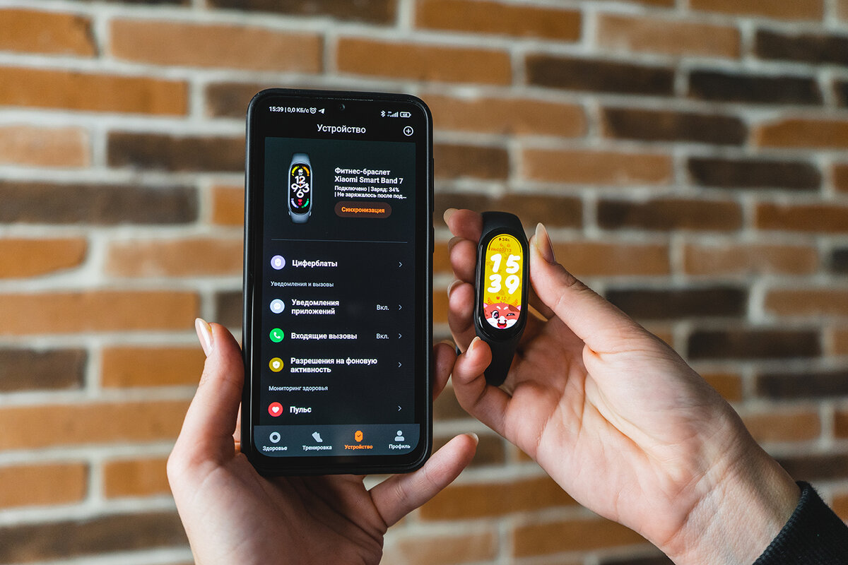 Как подключить mi band к андроиду. Смартфон кирпич. Смартфон в руке. Часы Xiaomi Band 7. Умный браслет Xiaomi Smart Band 7 Pink.