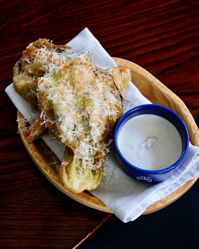 Пак-чой в кляре с соусом из горгонзолы