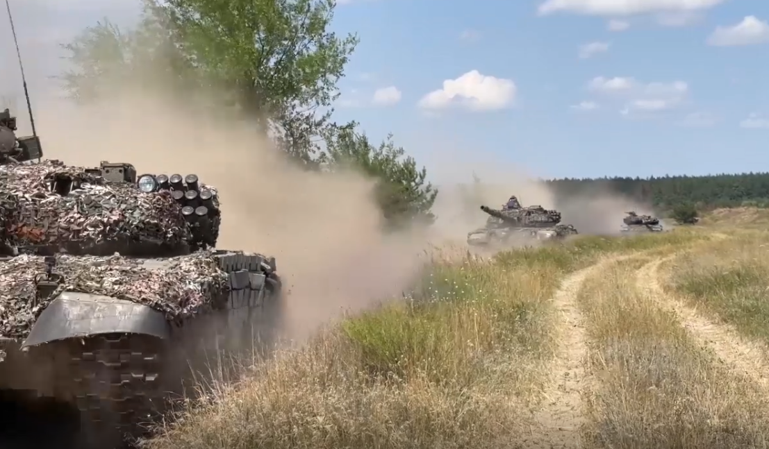 Военная техника передвигается по дороге .  фото: картинки  яндекса.