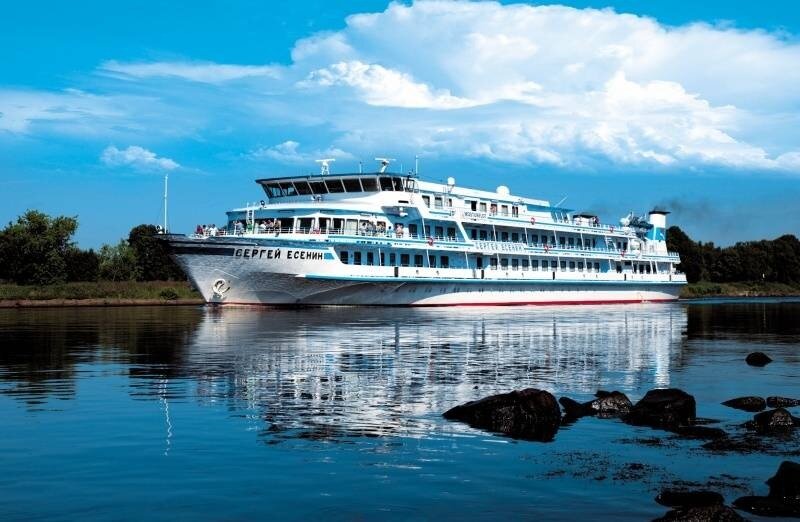 Теплоход «Сергей Есенин»