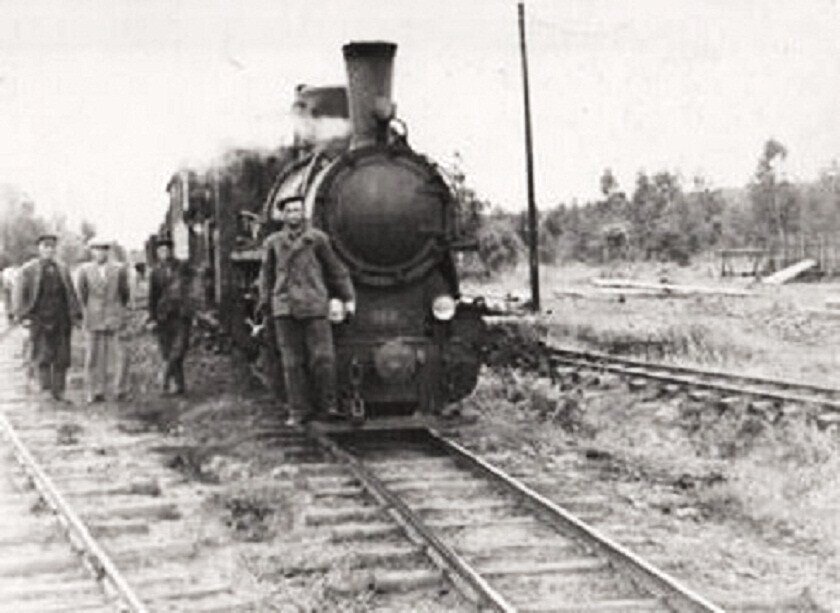 В.Гребнев: Редчайшую, на мой взгляд, фотографию из личного архива предоставила для моего альбома Нина Зуйкова (Елфакова). На этой фотографии как раз именно тот, реальный, паровоз который ходил по рельсам в нашем городе Собинка. И люди что на фотографии - реальные жители нашего города. Впереди поезда стоит отец Нины Зуйковой - ветеран Великой Отечественной войны прошедший всю войну, Елфаков Александр Николаевич. Фото начала 60-х годов