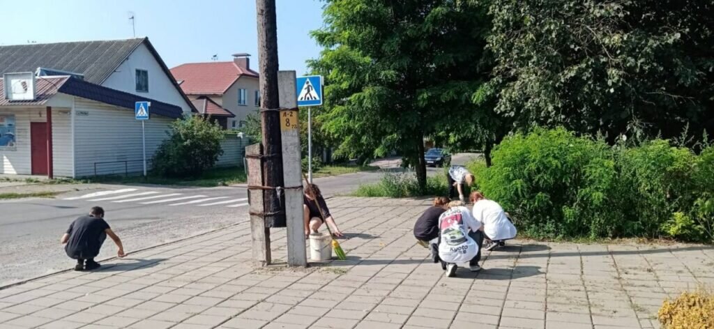 Детей в Гомеле заставляют вырывать траву из асфальта на солнце