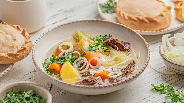 Разгар лета — лучшее время, чтобы приготовить суп с говядиной, рецепт которого я хочу вам предложить. На пример, традиционный башкирский суп улюш из свежих овощей.