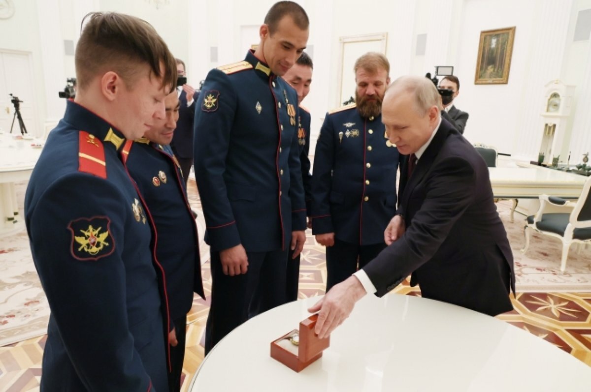     Владимир Путин и военнослужащие 127-й мотострелковой дивизии 5-й общевойсковой армии Вооруженных сил РФ — члены экипажа танка Т-80 «Алеша» во время встречи.