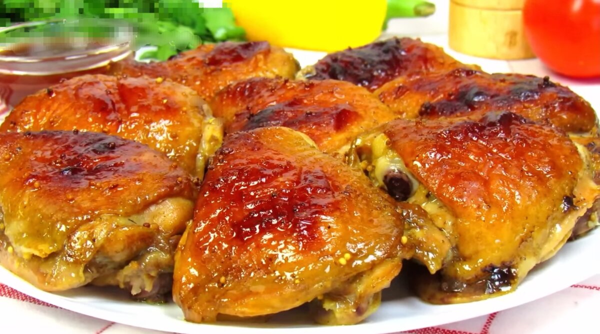 Сочная, нежная, ароматная мякоть куриного мяса и слегка  сладковатая корочка, такое блюдо  получается, если запечь его в соево - медовом маринаде с добавлением чеснока и зернистой горчицы. Просто идеальное блюдо для семейного обеда или праздничного стола.