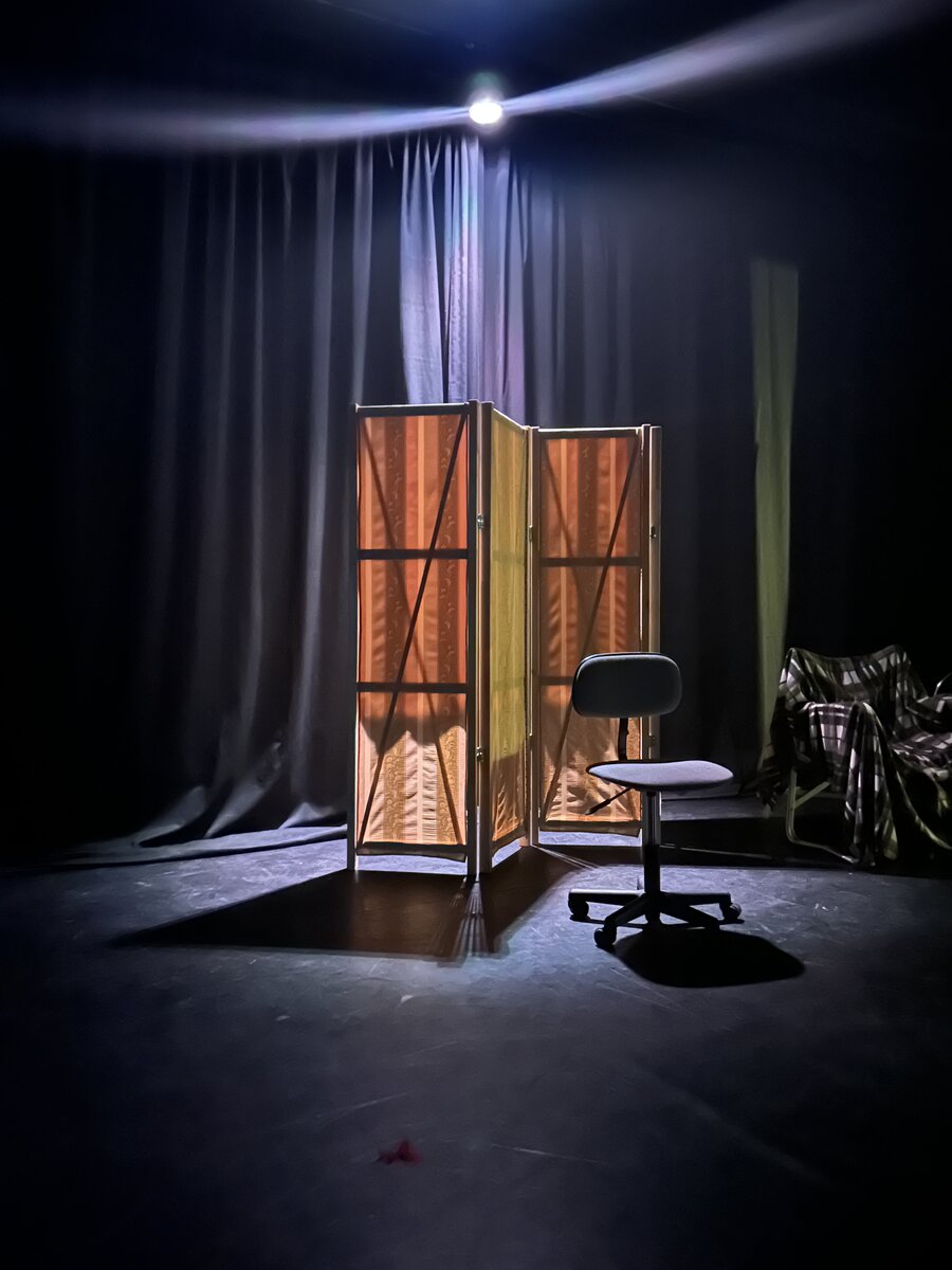 Кадр из спектакля "РОК-Н-РОЛЛ НА ЗАКАТЕ" 