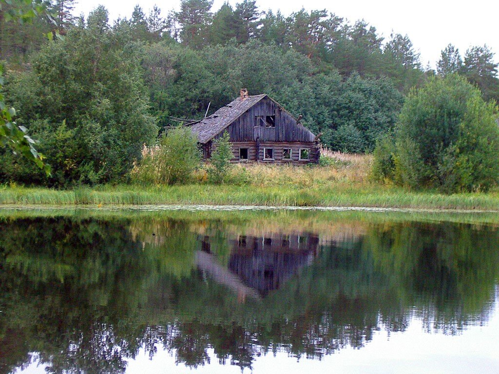 Фото домик в деревне у реки в