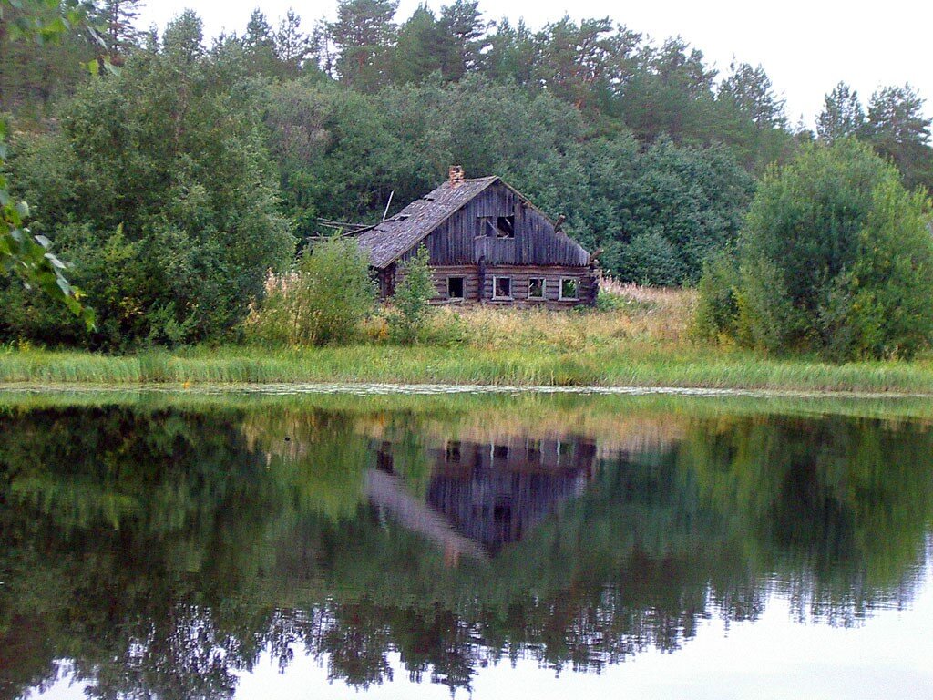 Домик в деревне у реки фото