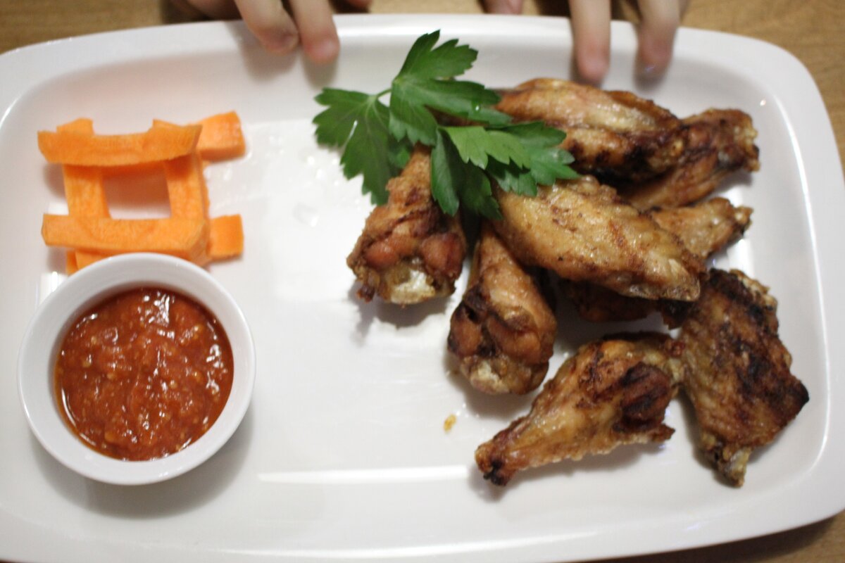 Вот даже в кафе дочка попросила морковку к крылышкам, а не картошку (соус не ела). Личное фото.