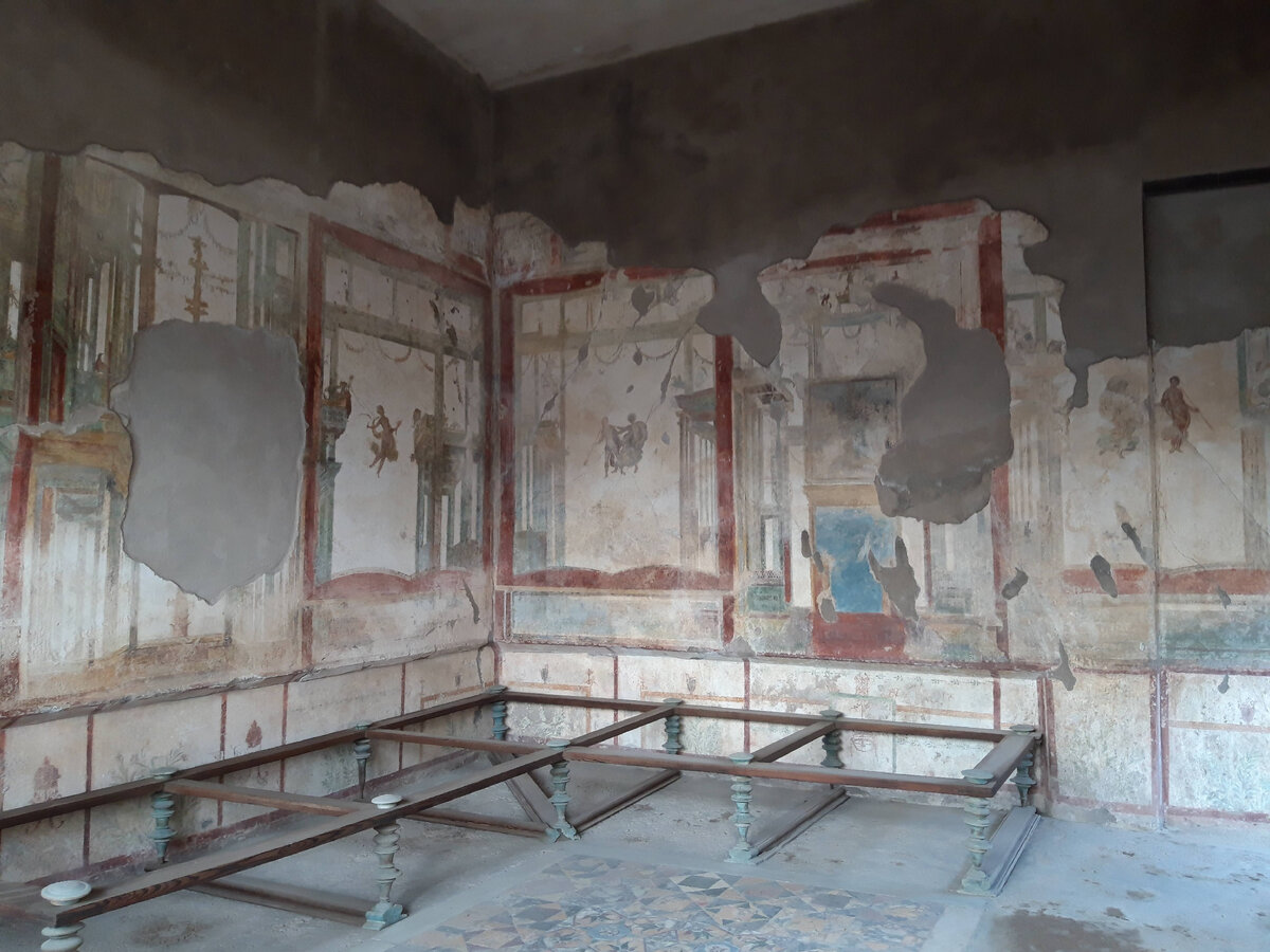 каркасы кроватей или лож. Помпеи.