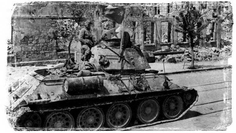 Танк Т-34 в освобождённом Севастополе. Май 1944 года. 
Источник фото: artmuzei.ru