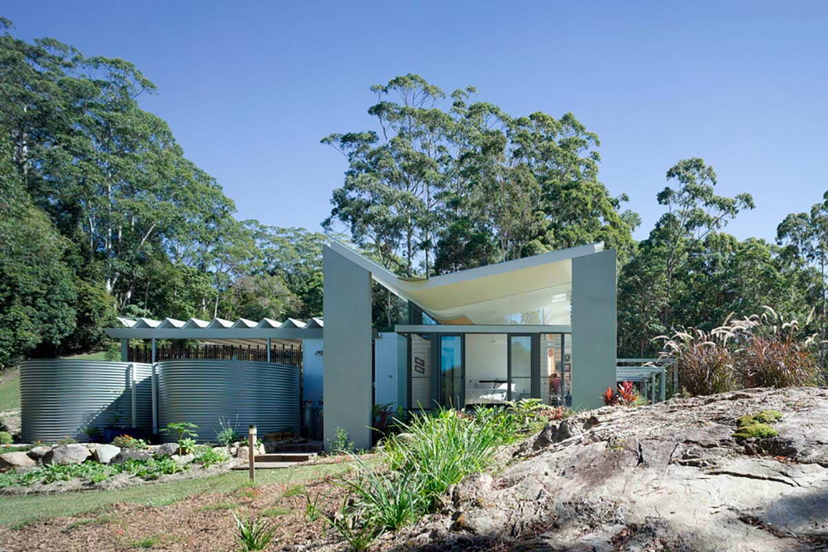 Этот современный одноэтажный загородный дом построен на живописной лесной поляне с видом на долину и водопад Саншайн-Кост в Австралии.-2