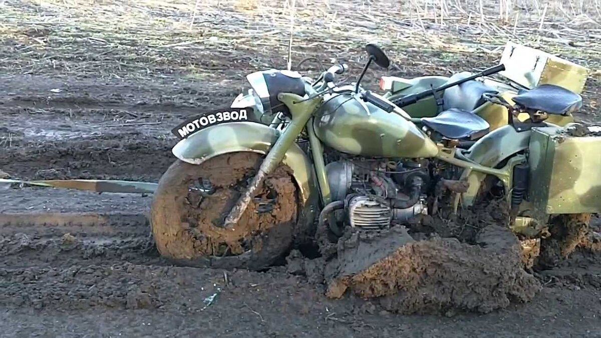Мотоцикл Урал в грязи