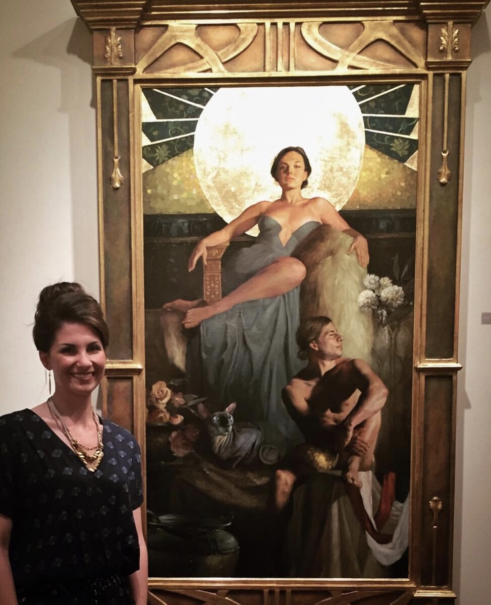 Дженнифер Дженнари на фоне своей картины "Наследство" , выполненной в технике масляная живопись на холсте