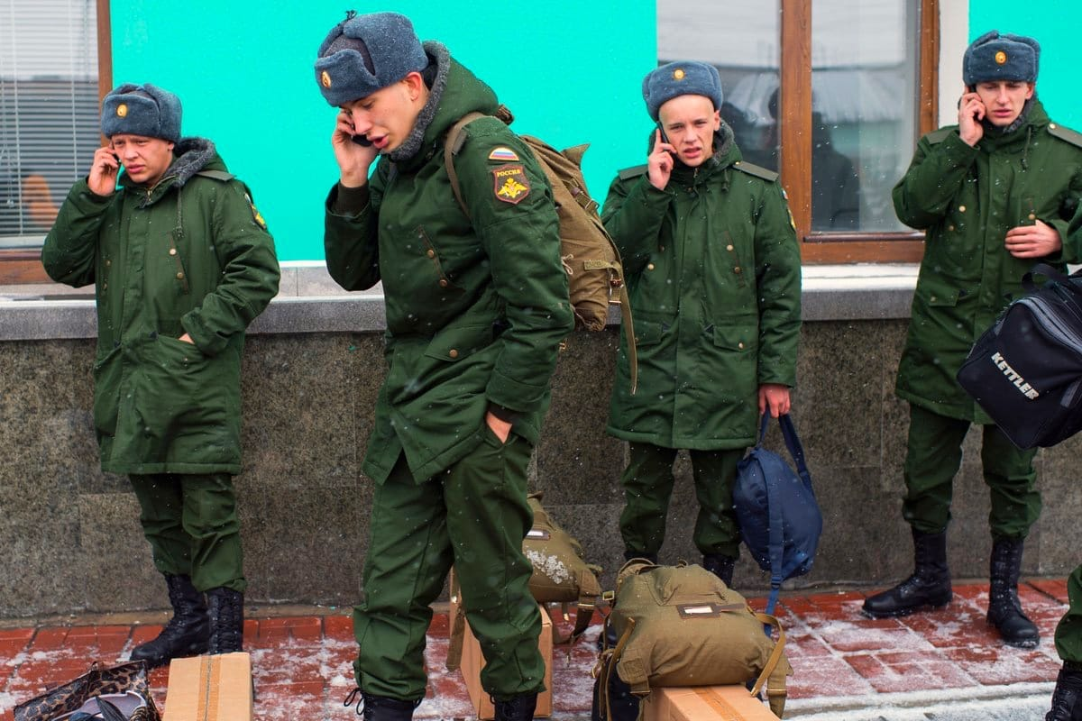 Хорошо ли быть военным. Российский солдат с телефоном. Телефон для военнослужащих. Реалии Российской армии. Солдат с мобильником.
