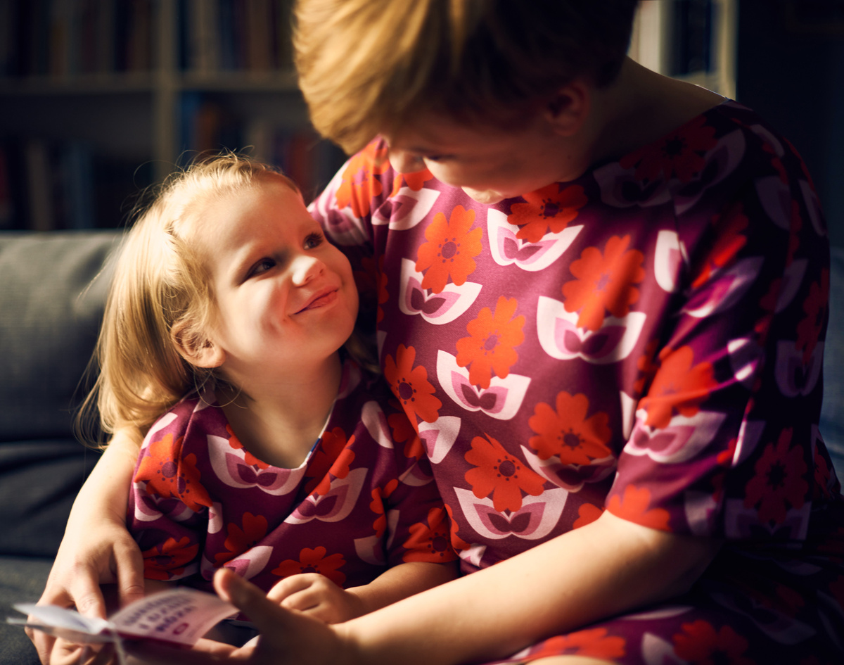 Ребенок понимающе слушает