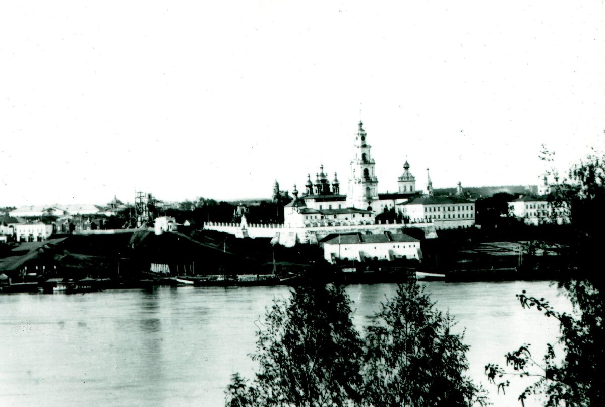 Вид на Соборный ансамбль Костромы с противоположного берега Волги, начало 20 века