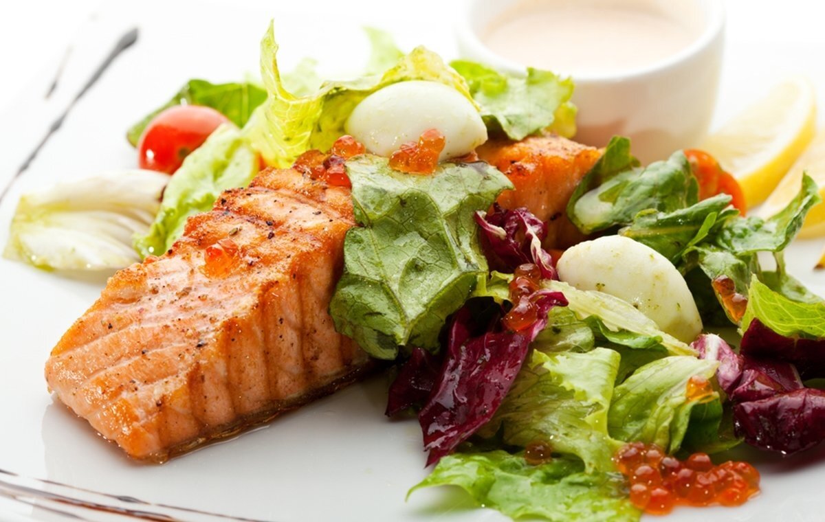 Вариант сервировки лосось с салатом 