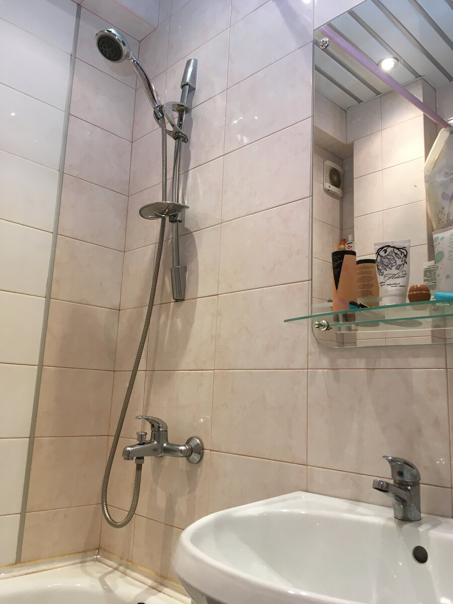 Примыкание ванны и смесители до начала работ.