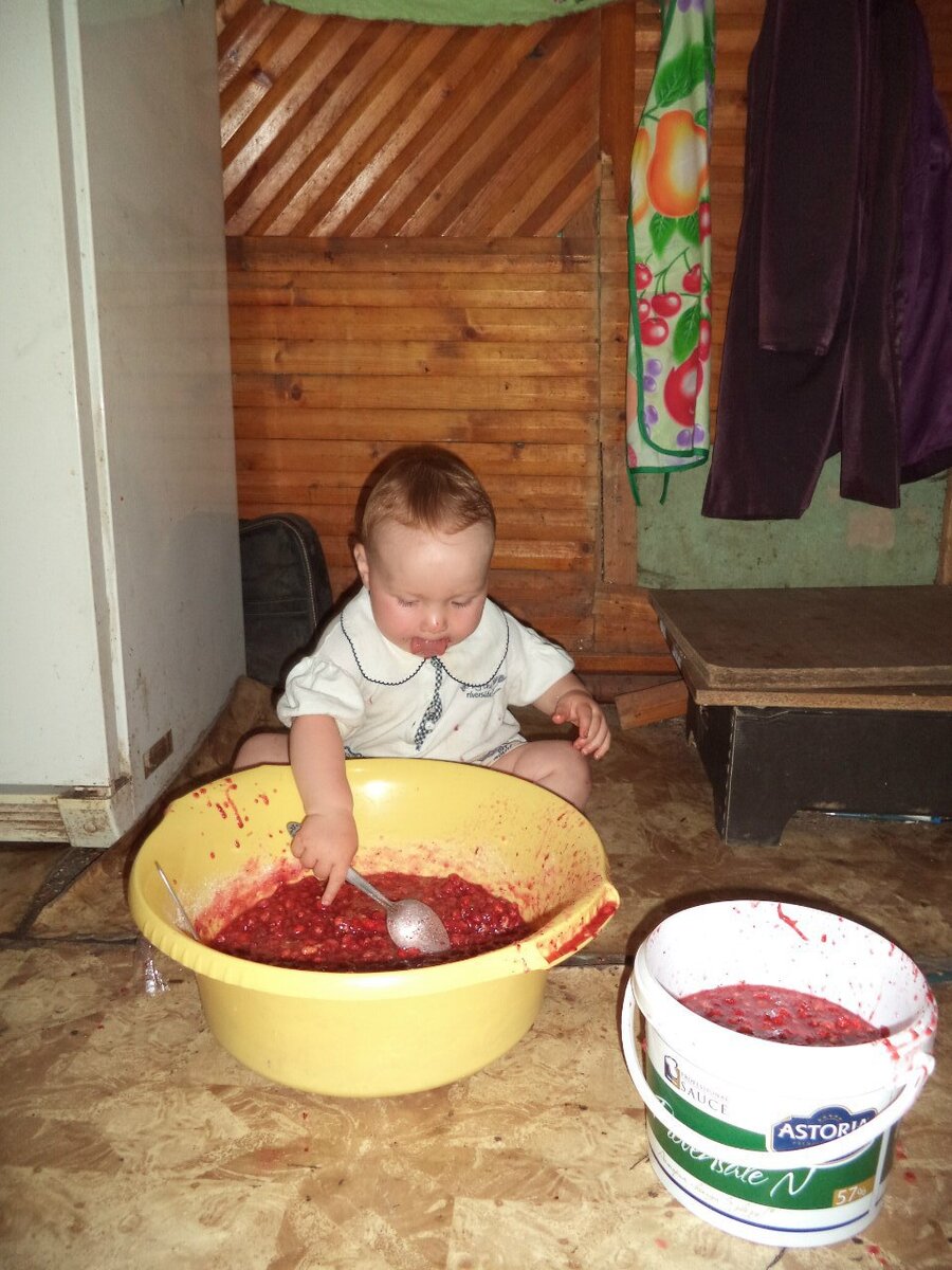 Заготовка варенья из земляники на продажу. Фото автора