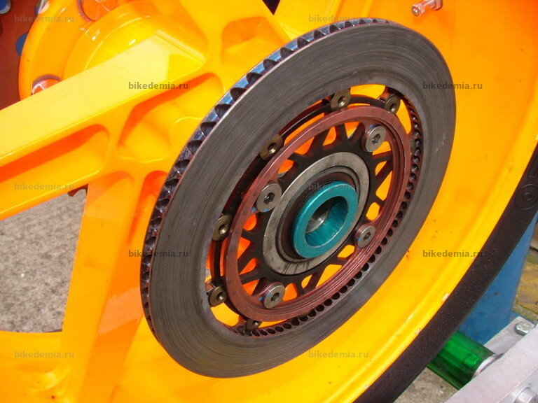 Задний тормозной диск Honda RC211V – вентилируемый.