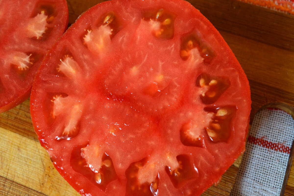 -Форма помидор сорта «Супербомба» больше приплюснутая, чем круглая.