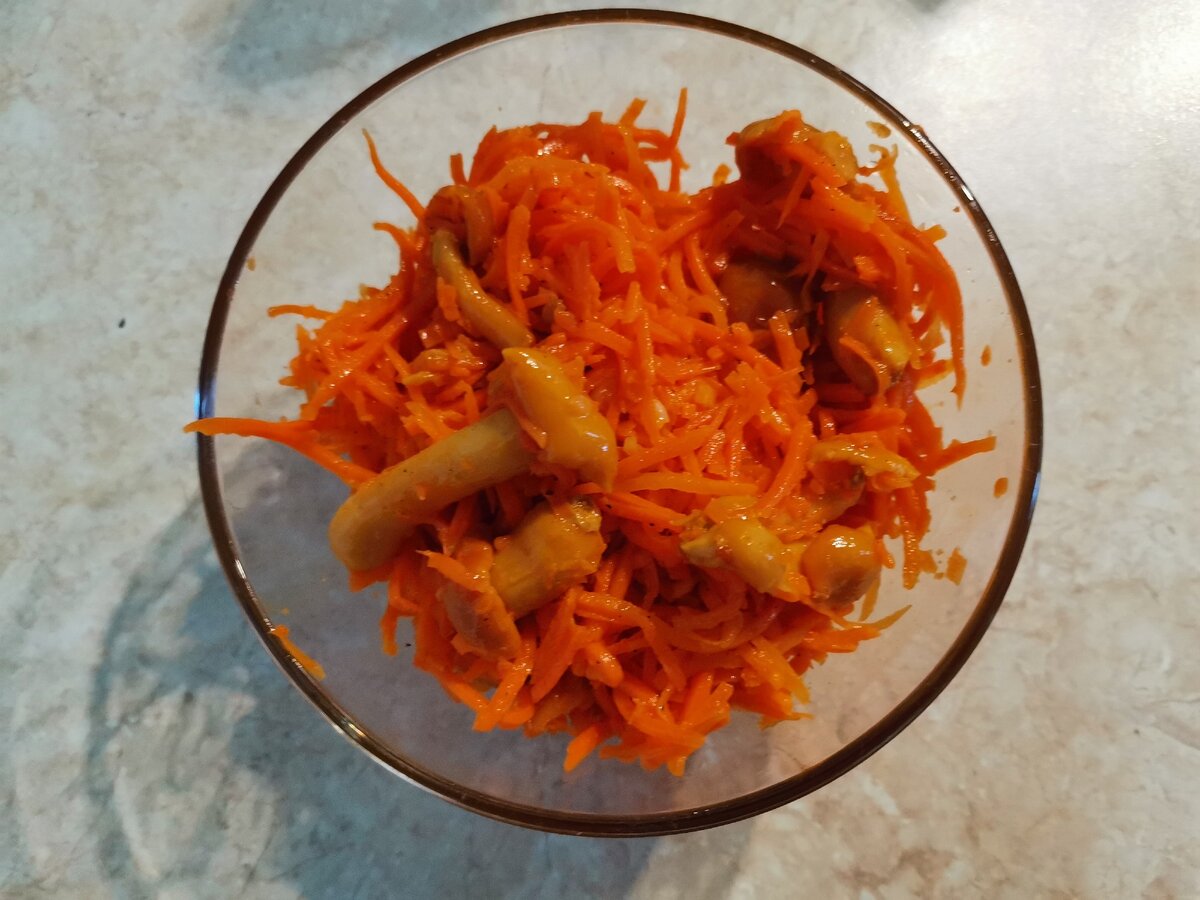 Салат с морковью по-корейски и маринованными опятами