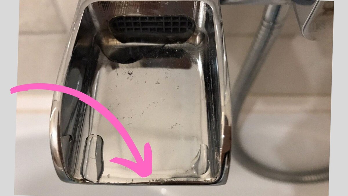 Видите черные точки? На самом деле их больше, но кран здорово бликует. 