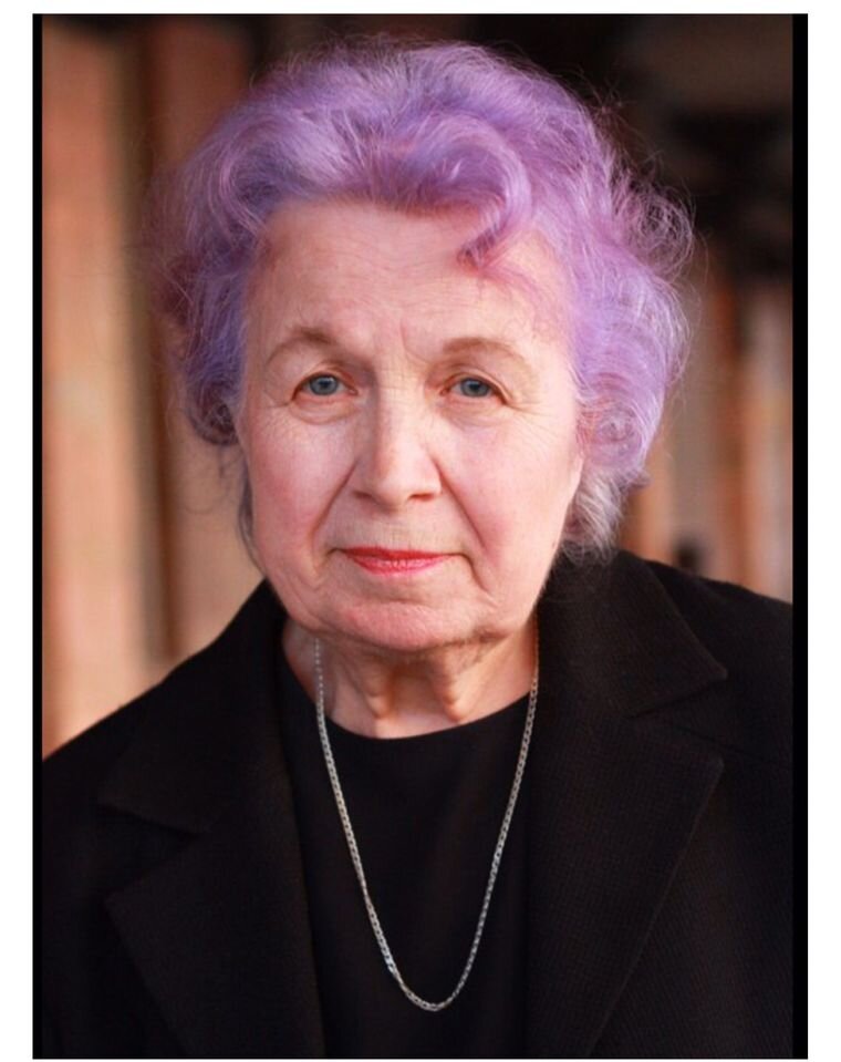 бабушка с фиолетовыми волосами. бабушка с фиолетовыми волосами. бабушка с фиолетовыми волосами. бабульки с фиолетовыми волосами. старушка с фиолетовыми волосами.