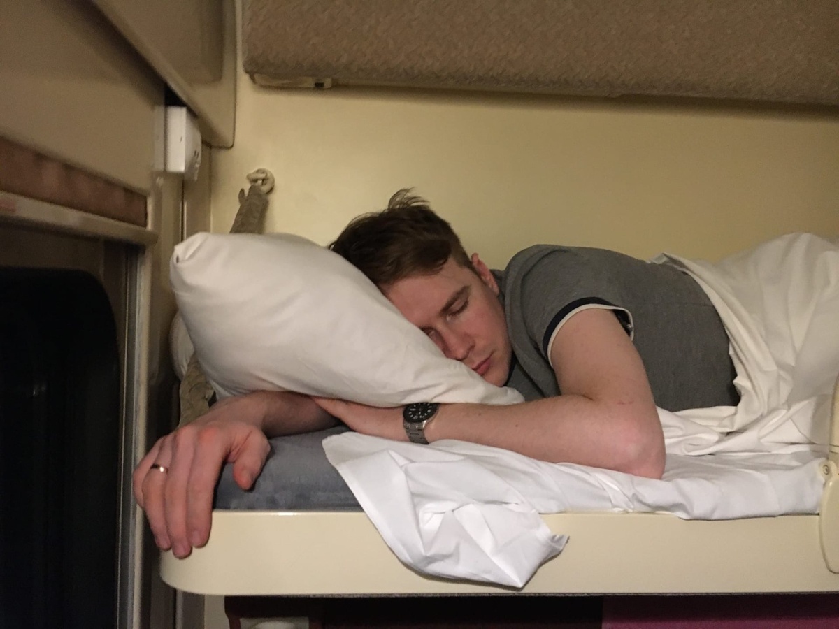 Муж спит в поезде