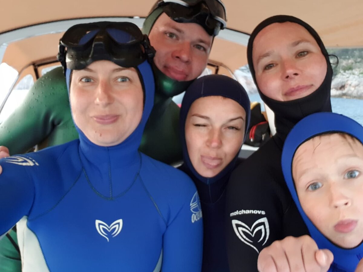 Эта замечательная команда КосмоФридайвЯхты (28 экипаж) готовится к "нырялке"