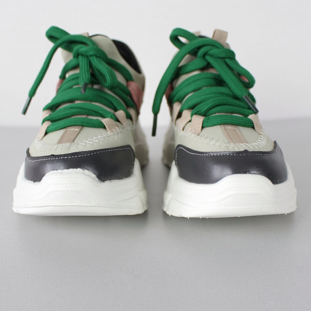Кроссовки серые с зелеными шнурками