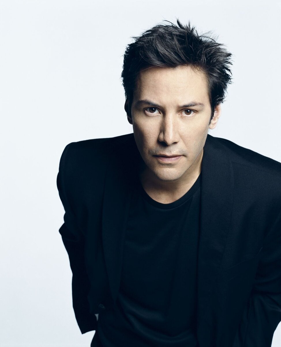 Американский актёр Киану Ривз. Наиболее известен своими ролями в киносериях «Матрица», «Билл и Тед» и «Джон Уик».