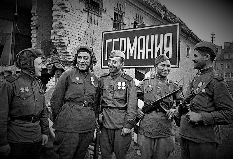СОВЕТСКИЕ  ВОИНЫ  В  СТОЛИЦЕ  "ТЫСЯЧЕЛЕТНЕГО  РЕЙХА". БЕРЛИН, МАЙ  1945 ГОД.