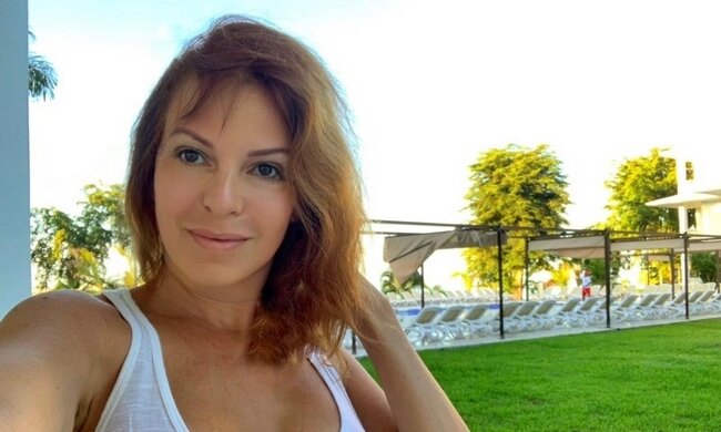 Популярная шансон-певица Наталья Штурм часто шокирует поклонников своего блога откровенными фото и видео, на которых 53-летняя звезда предстает полуобнаженной. Накануне артистка похвасталась возможностью вырваться из дома (что нелегко в условиях карантина) и примерить несколько обновок. Все наряды певица фотографировала и публиковала в личном блоге, чтобы узнать мнение поклонников. 