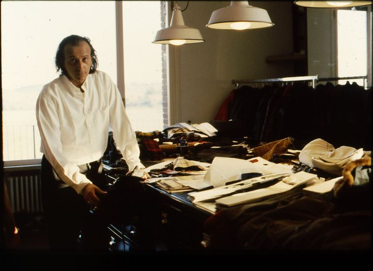 Массимо Ости ( 1944-2005 ) был итальянским инженером одежды и модельером , наиболее известным как основатель брендов одежды Stone Island и CP Company . Продукты Ости были смесью его собственных инноваций и дизайнерских идей, которые он получил, изучая военную одежду, рабочую одежду и спортивную одежду.